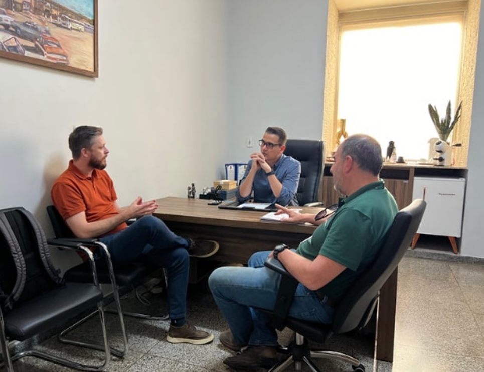 VICE-PREFEITO RECEBE REPRESENTANTES DA FERTALVO E INTERCEDE POR DEMANDAS PARA QUE A EMPRESA SE ESTABELE�A EM RONDON�POLIS 