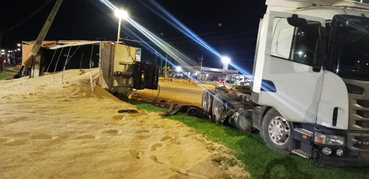 Vago de carreta tomba e derruba poste na MT-449, em Lucas do Rio Verde