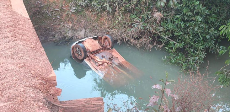 Fam�lia morre ap�s carro cair em c�rrego 