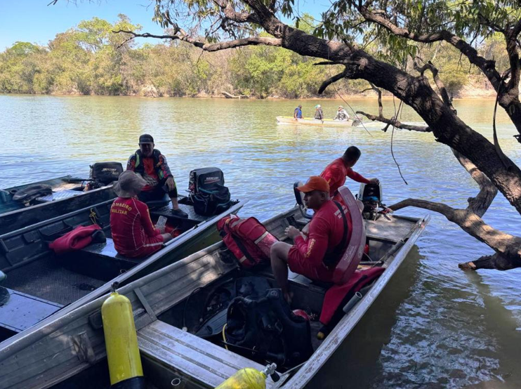 Bombeiros encontram terceiro corpo de v�timas de naufr�gio no Rio Pinda�ba