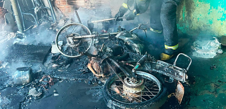 Mulher incendeia moto aps briga com companheiro em Sorriso