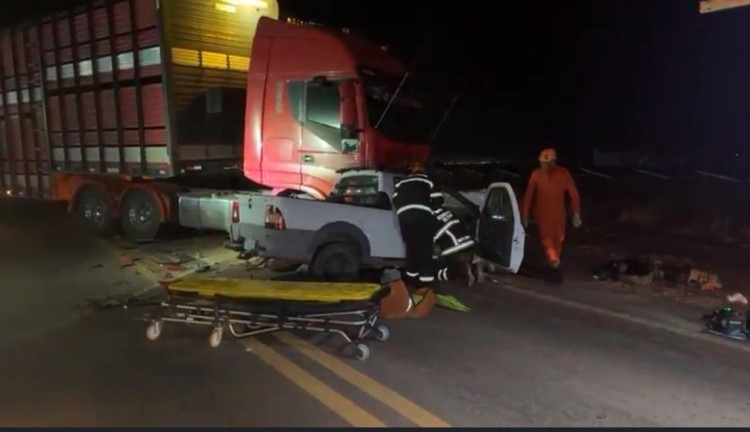 Casal fica ferido em colis�o frontal com carreta na BR-174