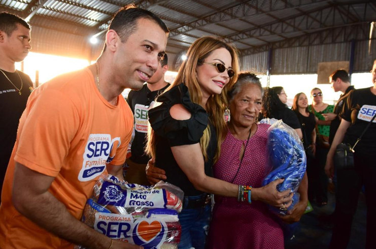 Primeira-dama de MT entrega cestas de alimentos, cobertores e brinquedos durante Mutir�o da Cidadania em Cuiab�