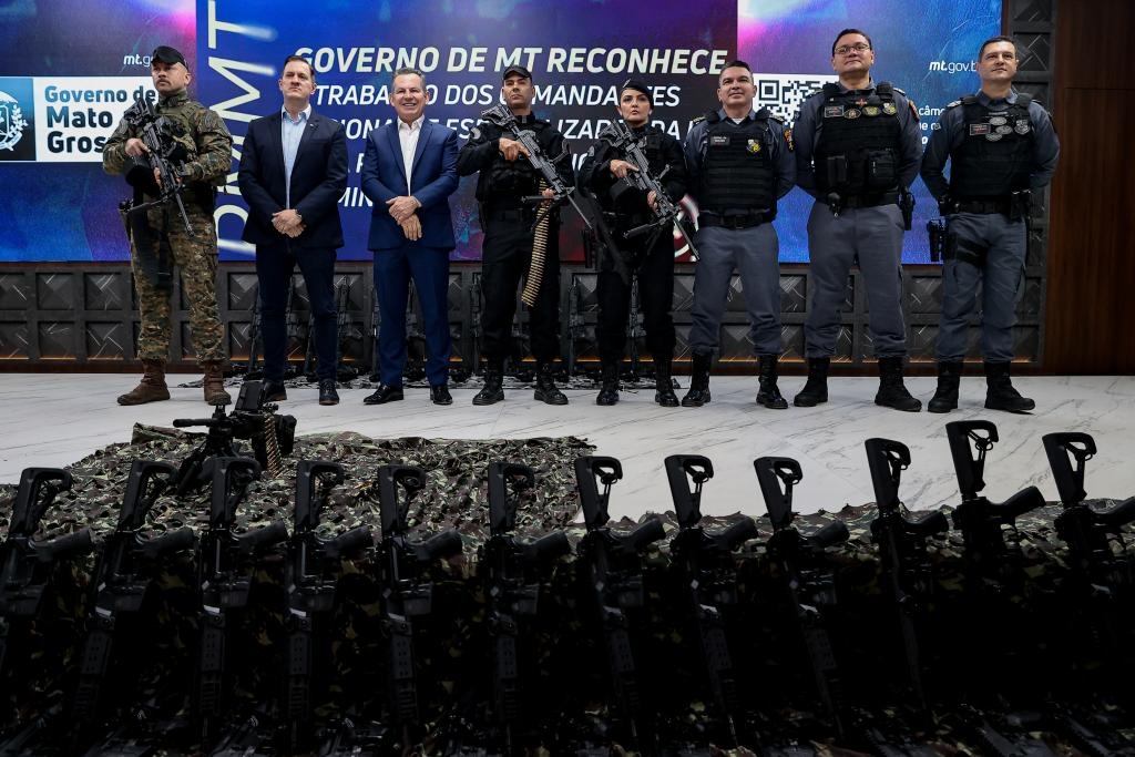 Governo de MT entrega R$ 6 milh�es em fuzis, metralhadoras e equipamentos para a Pol�cia Militar