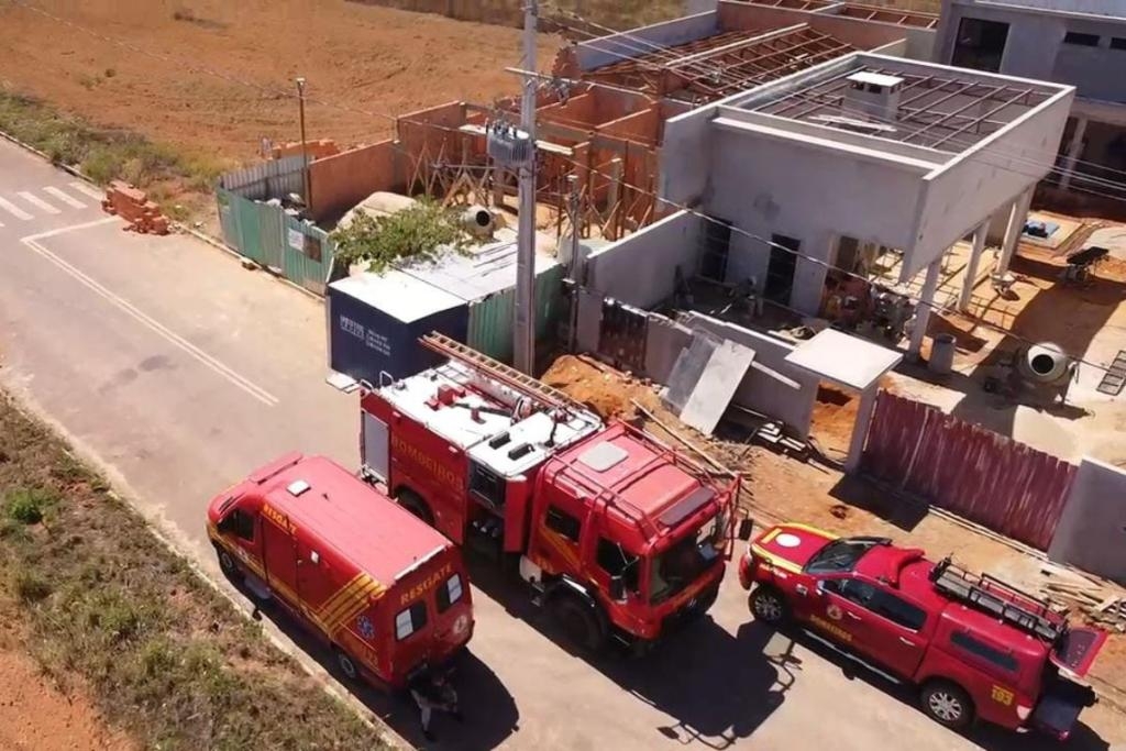 Corpo de Bombeiros resgata vtima em fossa sptica de aproximadamente 4,5 metros
