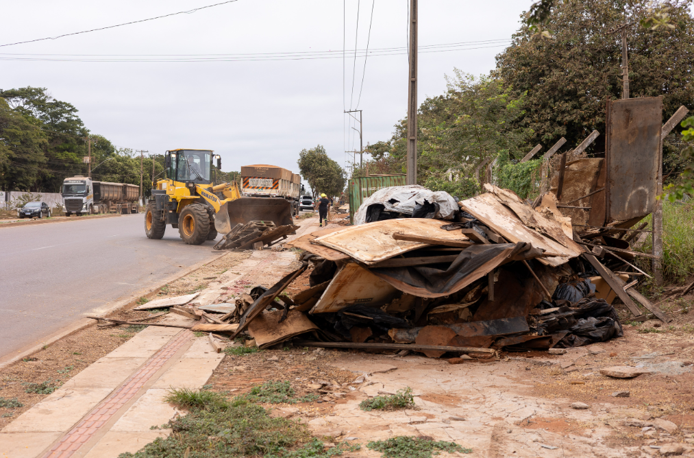 Barracos so removidos de calada ocupada irregularmente em rea empresarial de Rondonpolis
