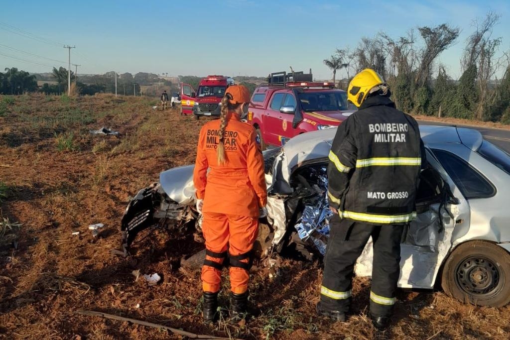 Corpo de Bombeiros presta socorro a vtimas de coliso frontal na BR-163