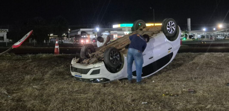 Motorista de aplicativo sofre capotamento aps ser atingido por caminho em Sinop