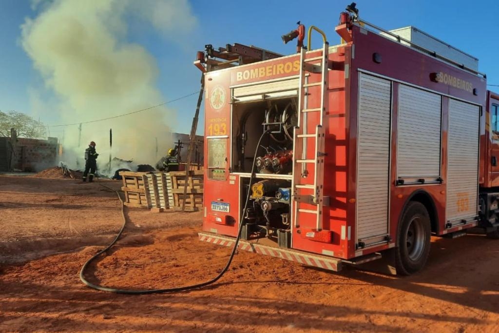 Corpo de Bombeiros combate incndio em residncia desocupada