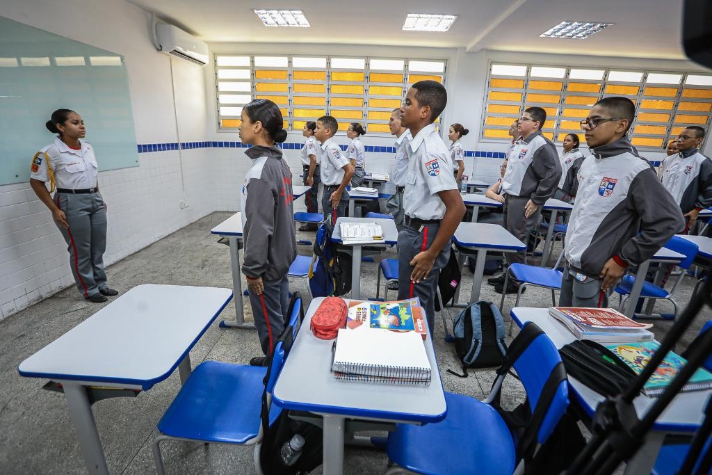Mais de 15 mil jovens faro processo seletivo para estudar nas escolas estaduais militares