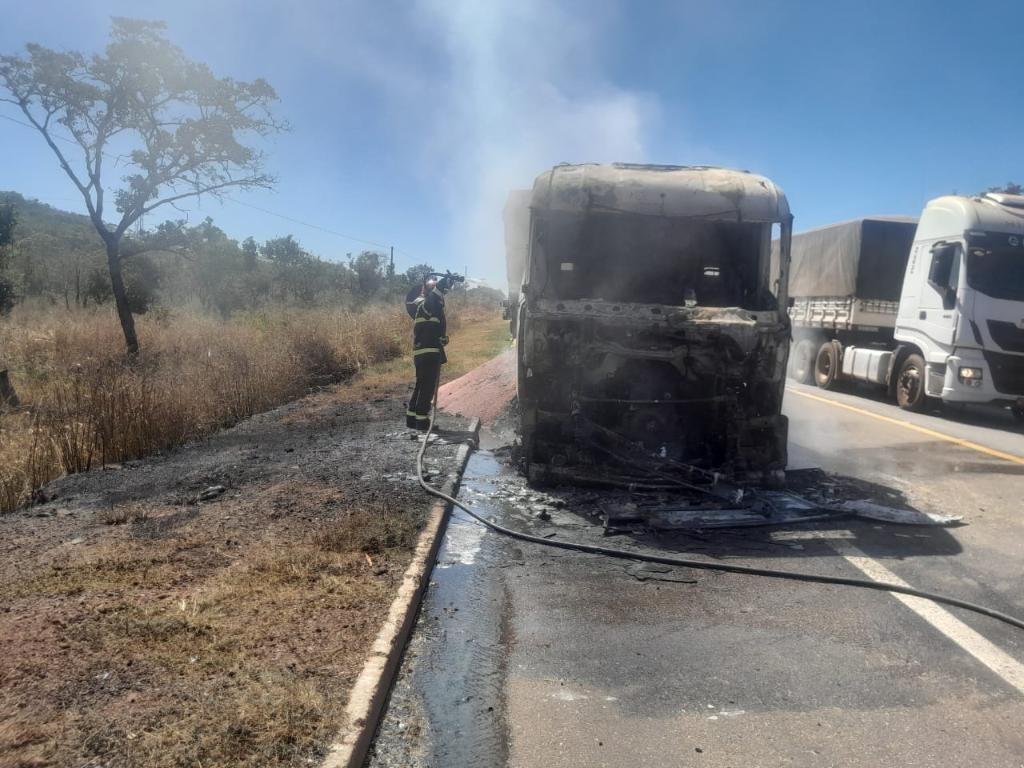Bombeiros combatem inc�ndio em carreta na MT-130