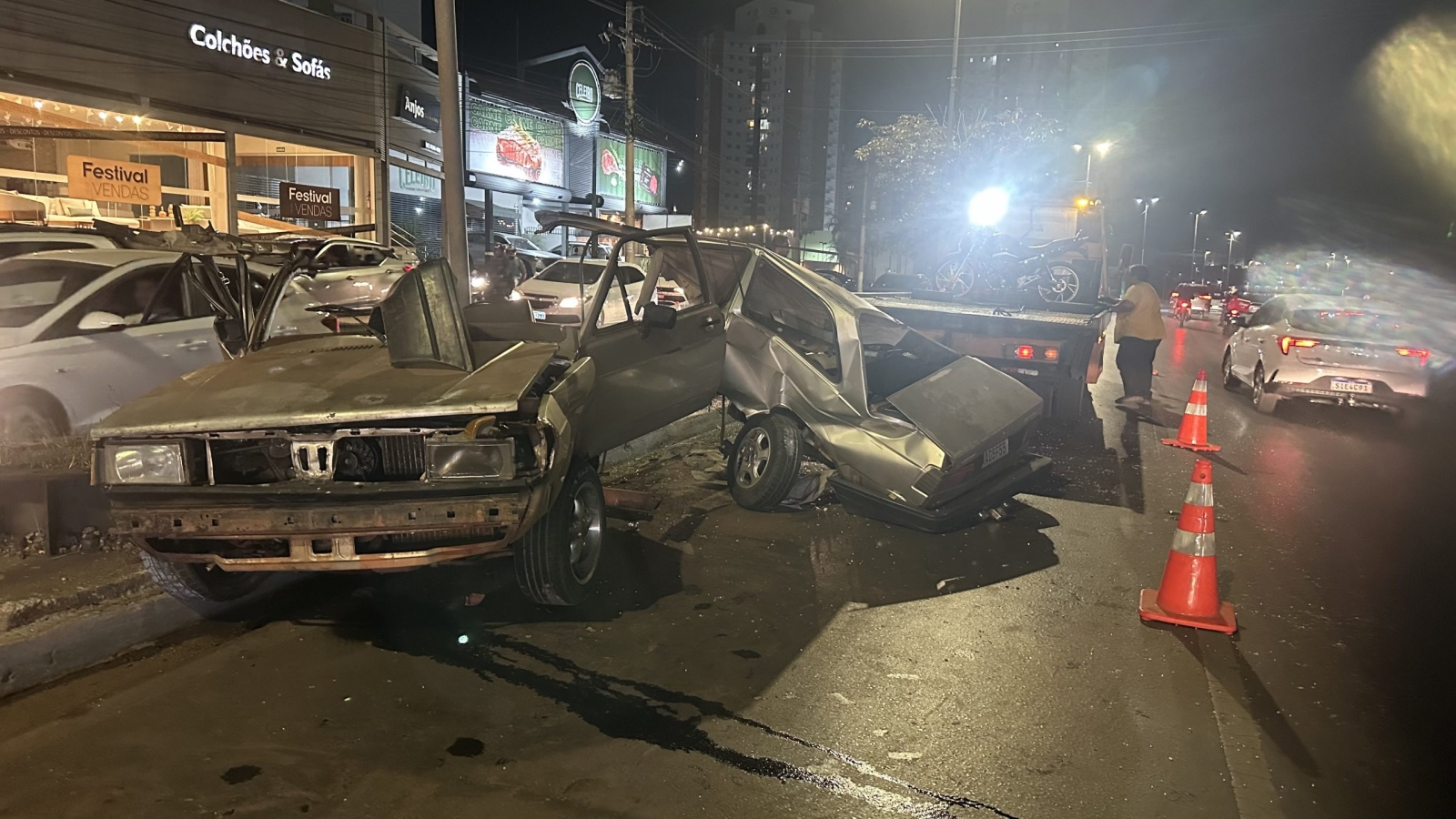 Tr�s carros se envolvem em acidente durante poss�vel racha na Miguel Sutil