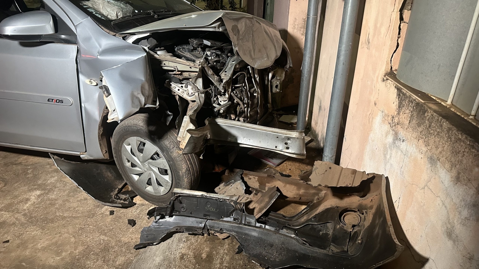 Criminoso rouba carro de motorista de aplicativo e provoca acidente em V�rzea Grande