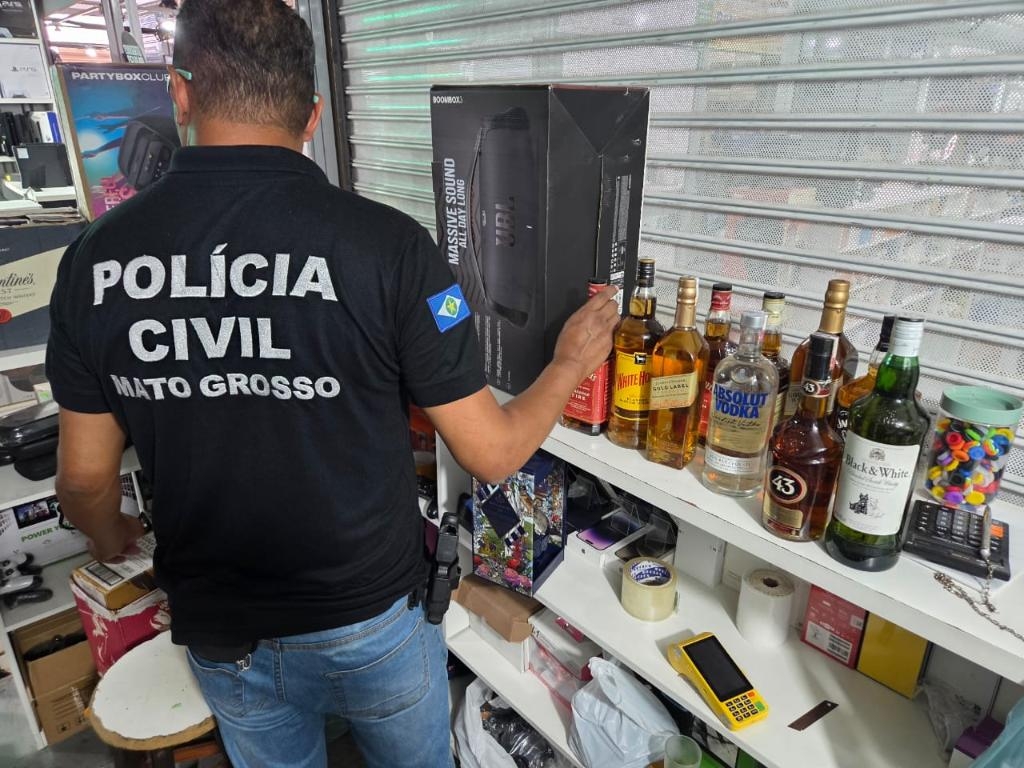 Pol�cia Civil apreende 444 garrafas de bebidas destiladas falsificadas no Shopping Popular em Cuiab�
