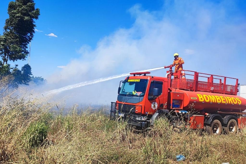 Corpo de Bombeiros combate inc�ndio em terreno pr�ximo a algodoeiras