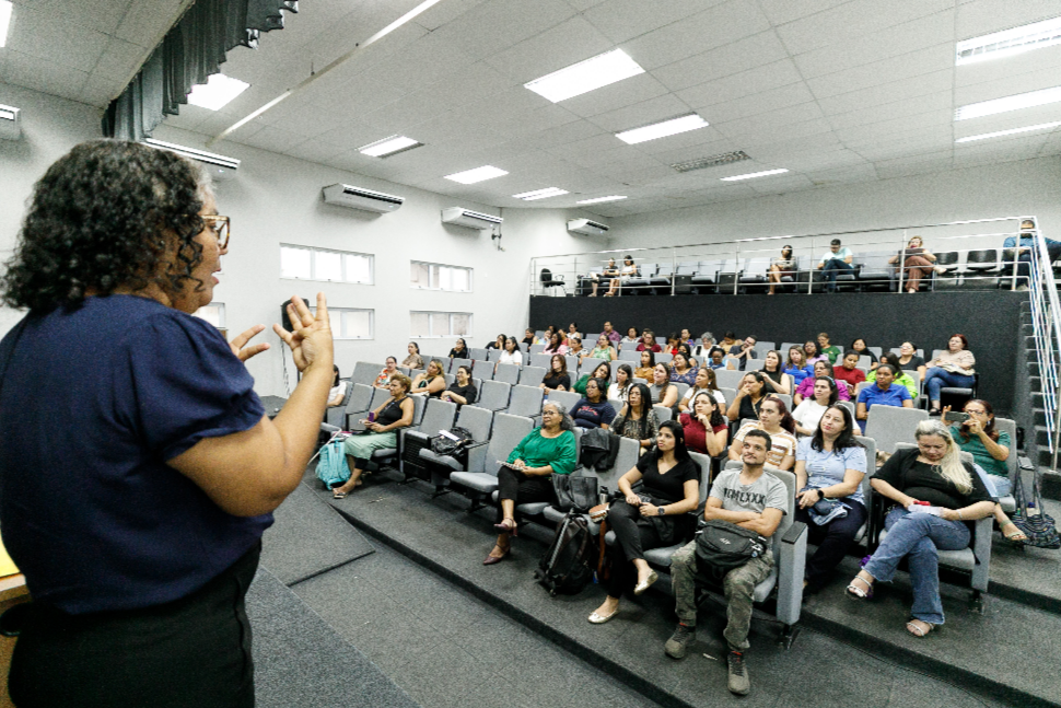 Professores da rede municipal de Cuiab� recebem capacita��o para atender estudantes surdos