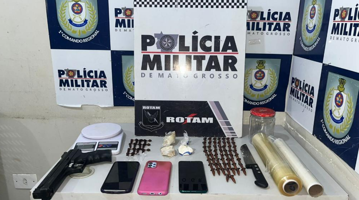 Dupla � presa com 62 por��es de drogas e simulacro de arma em Cuiab�