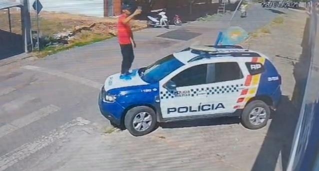 PM prende homem que subiu em viatura para gravar v�deos de apologia ao crime