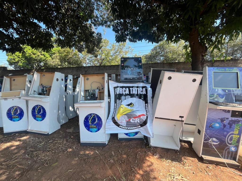 For�a T�tica apreende 65 m�quinas ca�a n�quel armazenadas em uma casa em Rondon�polis