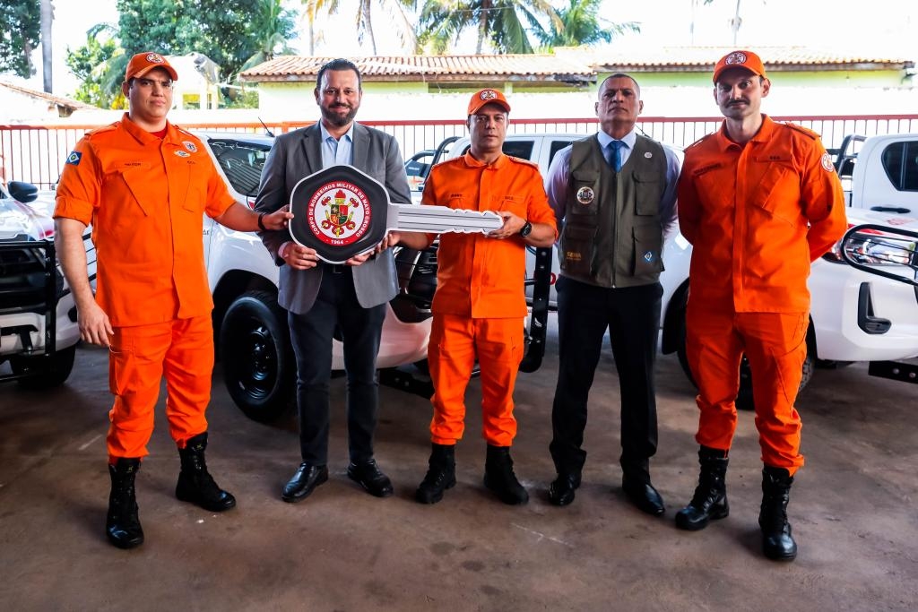 Bombeiros recebem viaturas da Sema para refor�ar combate aos inc�ndios florestais em MT