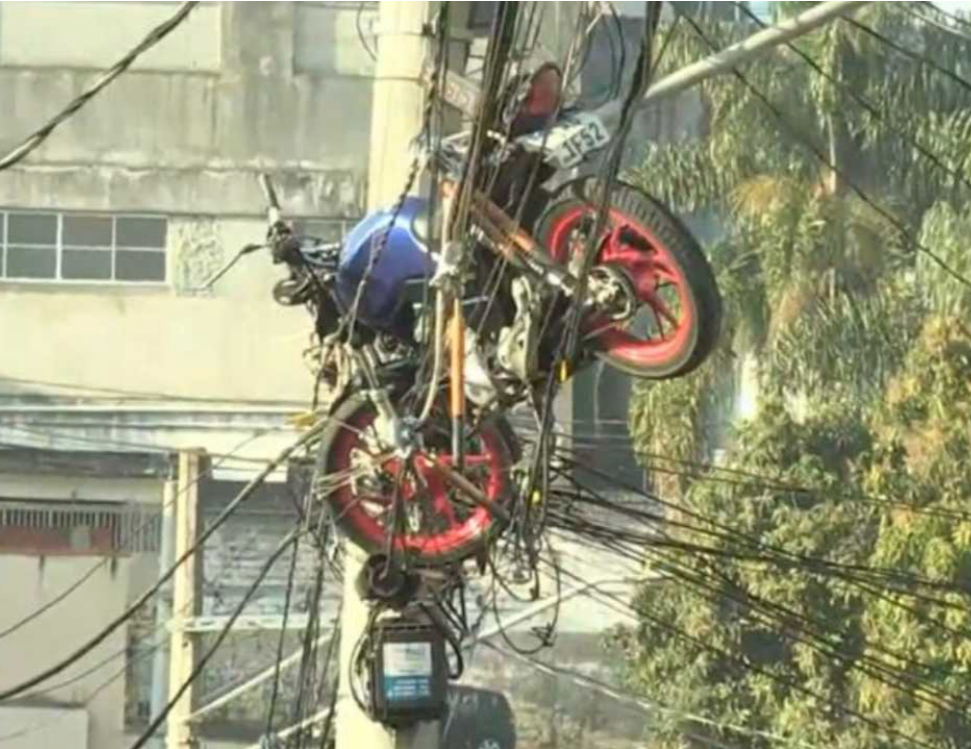 MOTO VAI PARAR EM CIMA DE POSTE AP�S QUEDA DE BAL�O EM S�O PAULO