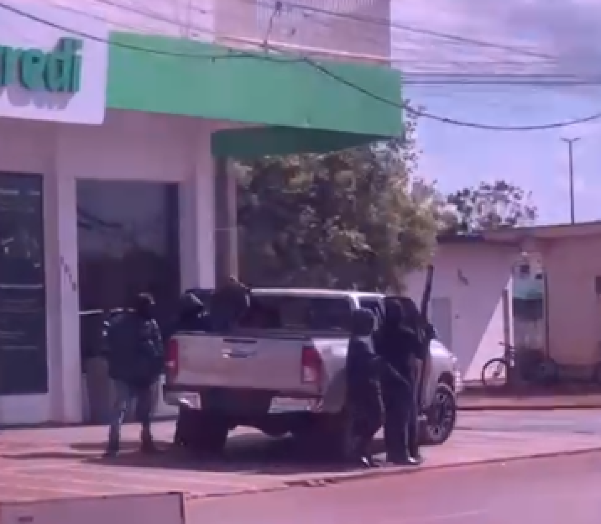 Ag�ncia do Sicredi � alvo de assalto com ref�ns em Brasnorte