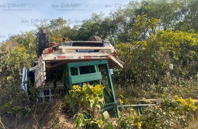 Capotamento na MT-235 deixa um morto e outro gravemente ferido