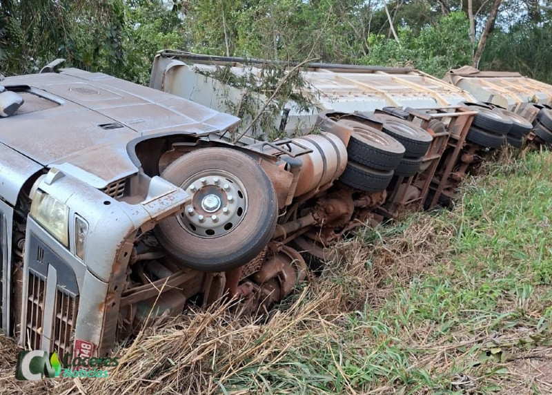Carreta tomba na BR-174 e motorista morre ao ser lan�ado para fora do ve�culo
