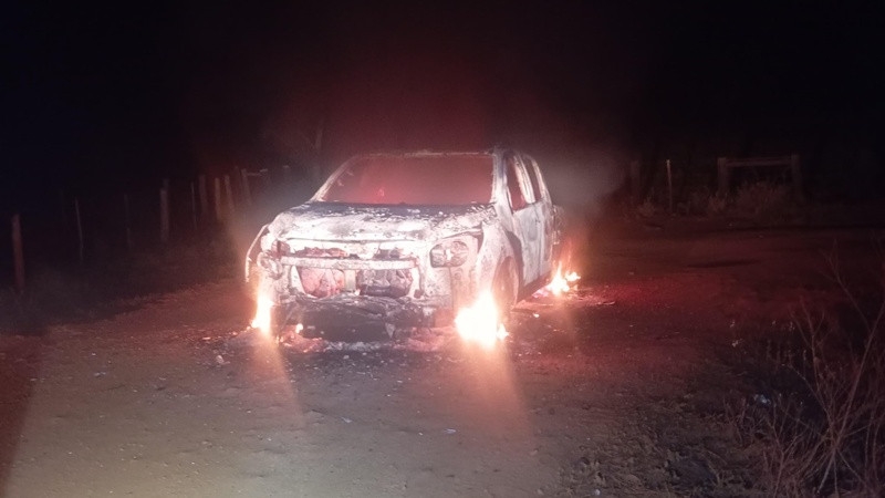 Fogo destr�i caminhonete e mobiliza bombeiros em Dom Aquino