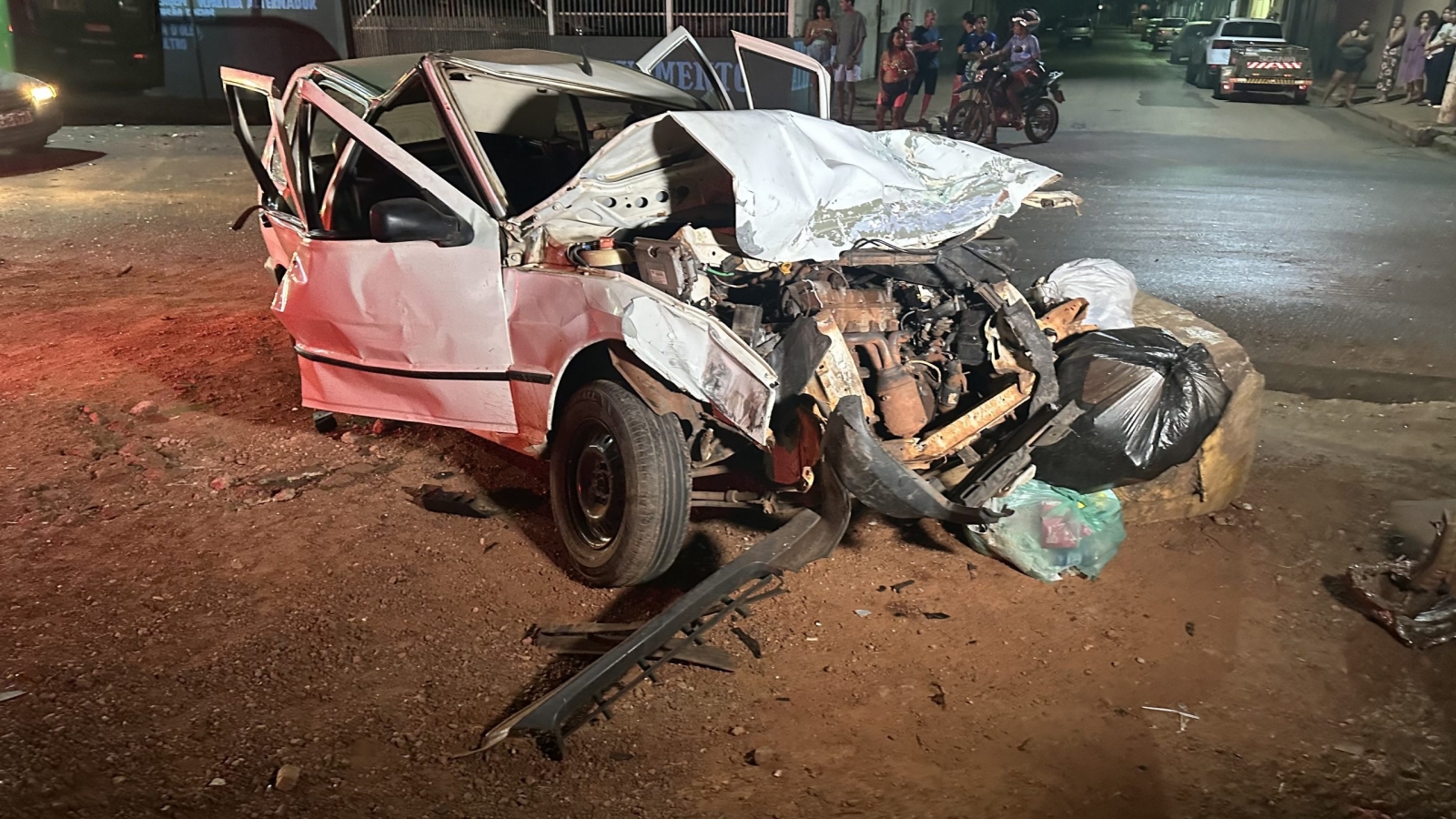 Carro bate em nibus e famlia  lanada para fora do veculo 