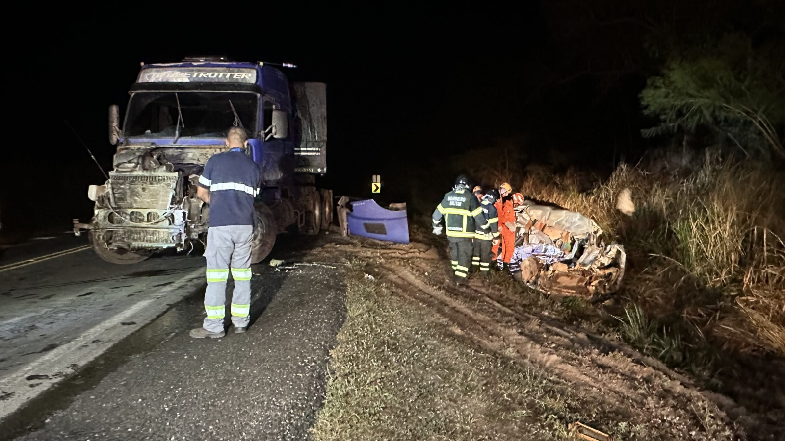 Casal morre em coliso entre carro e carreta na BR-364