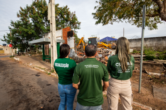 Construes ilegais so demolidas em operao da Prefeitura de Cuiab