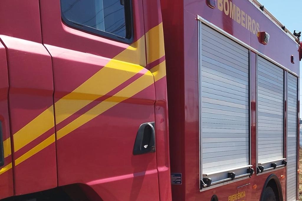 Corpo de Bombeiros combate princ�pio de inc�ndio em resid�ncia