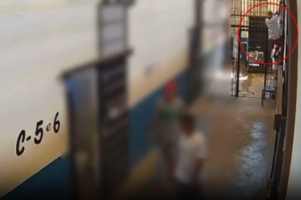 Presos abaixam c�mera antes de espancar detenta trans