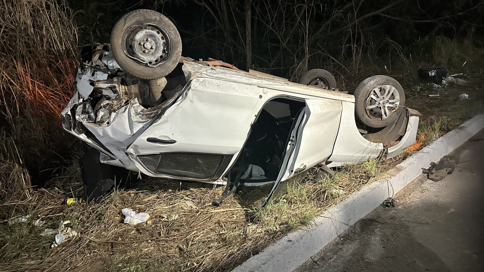 Suspeita de racha termina em capotamento e deixa me e filho feridos em Cuiab