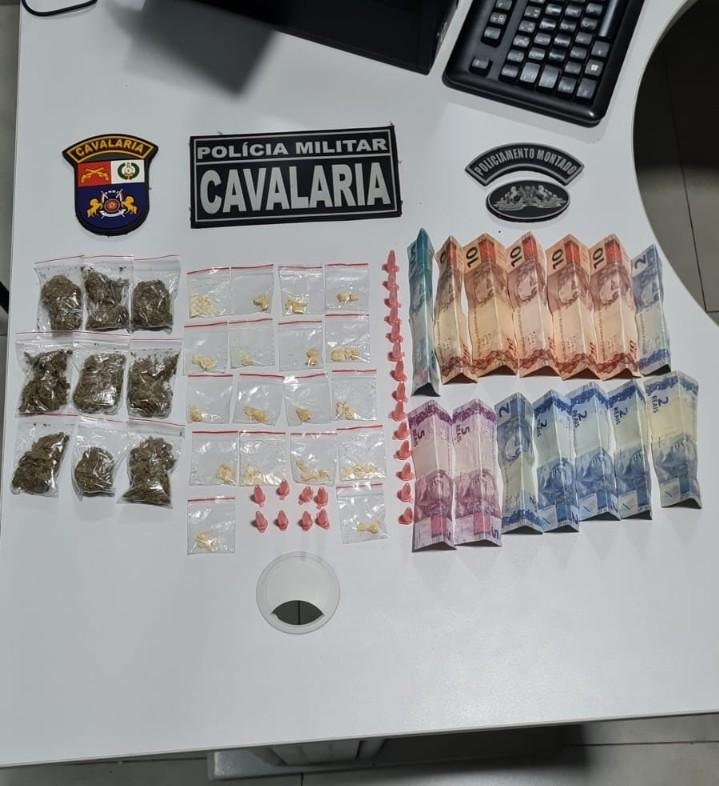 Cavalaria da Pol�cia Militar prende trio com 49 por��es de drogas em Ju�na