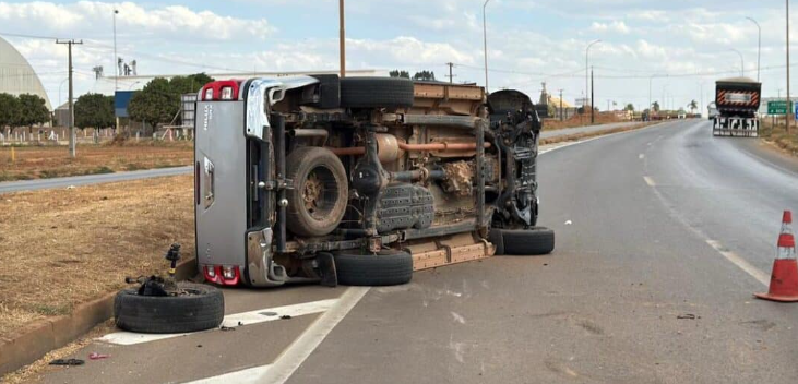 Caminhonete capota aps coliso traseira com carreta na BR-163