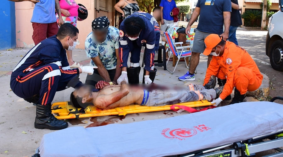 Homem corre ferido ap�s ser esfaqueado e cai ao pedir socorro 
