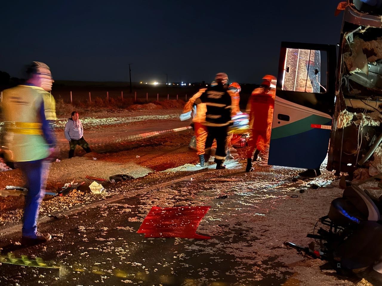 Colis�o entre �nibus e carreta na BR-163 deixa pelo menos 11 mortos e dezenas de feridos em Lucas do Rio Verde