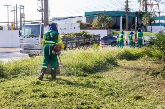 Prefeitura de Cuiab realiza mutiro de limpeza na Estrada do Moinho