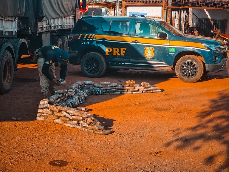  PRF apreende 140 tabletes de coca�na escondidos em pneus de carreta em V�rzea Grande