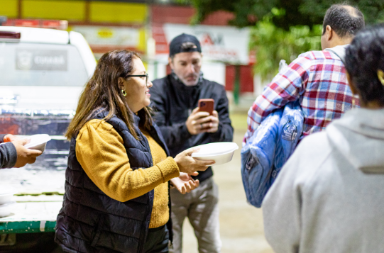 Prefeitura de Cuiab distribui marmitas e cobertores para pessoas em situao de rua