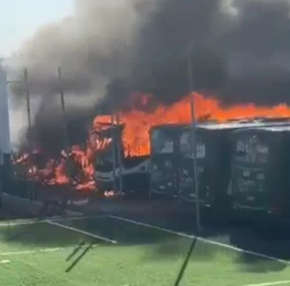 Incndio de grandes propores destri nibus do transporte coletivo em Cuiab
