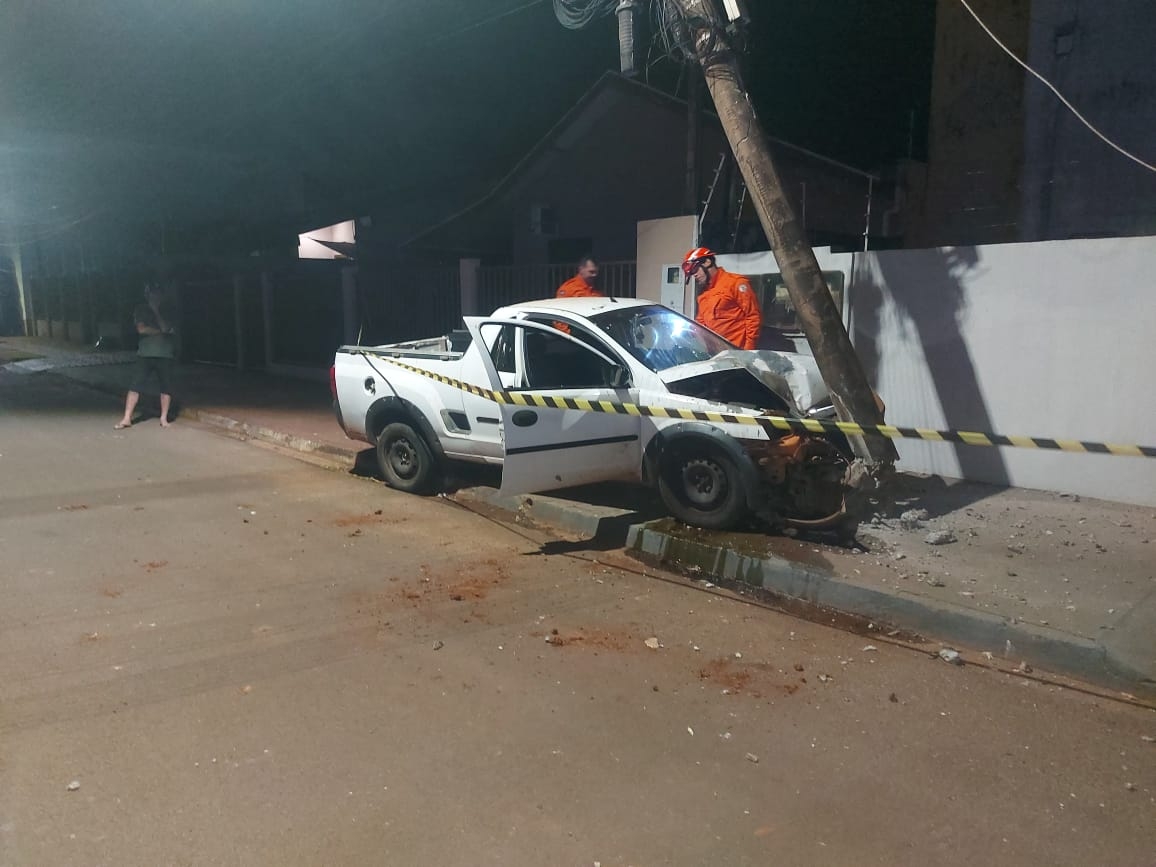 Motorista foge aps coliso que destruiu poste de energia em Tangar da Serra