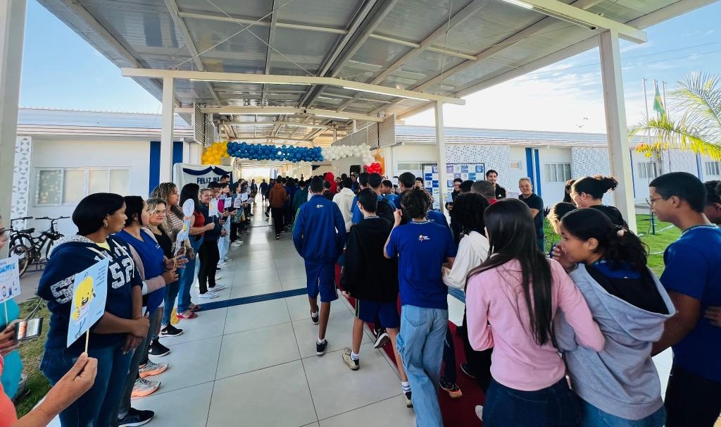 Professores e gestores da Escola Estadual Victorino Monteiro da Silva CEI 01 recebem estudantes com programa��o especial