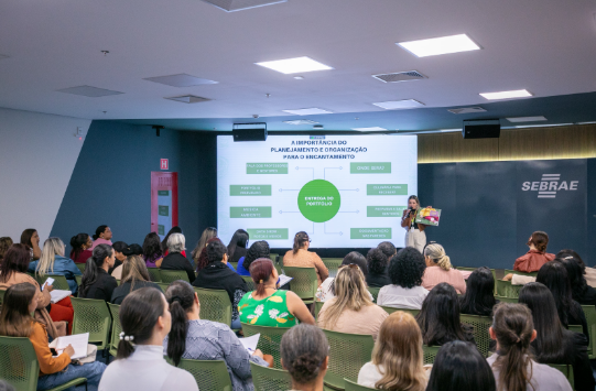 Coordenadores de escolas de Cuiab� participam de curso sobre documenta��o pedag�gica na primeira inf�ncia