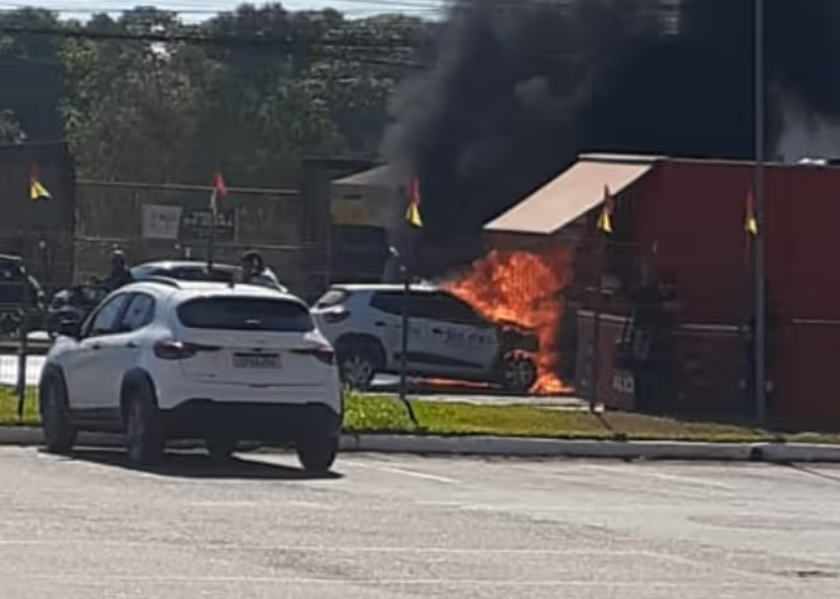 Carro fica destrudo aps pegar fogo em avenida de Cuiab