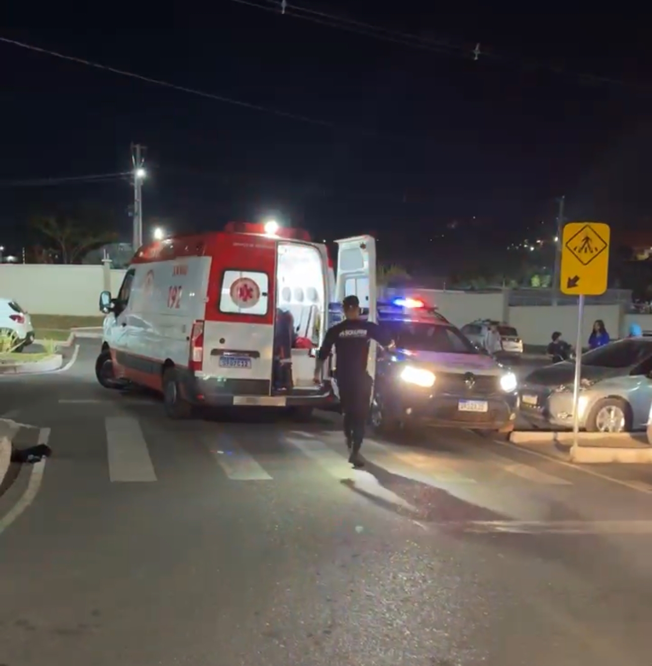 Homem � baleado com cinco tiros e busca ref�gio em condom�nio na Morada do Ouro, em Cuiab�