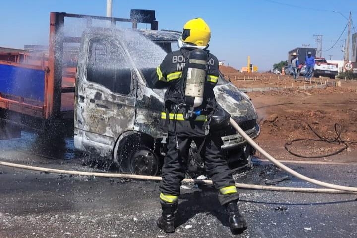 Corpo de Bombeiros extingue inc�ndio em caminh�o carregado com GLP