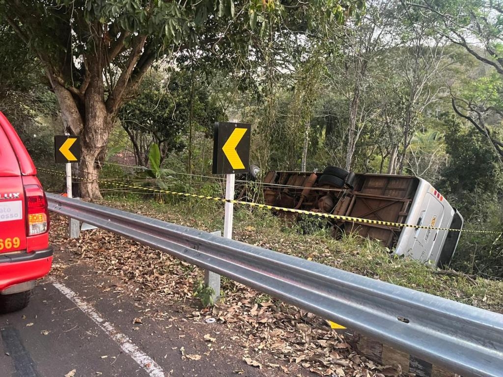 �nibus despenca de ribanceira em MT e deixa duas idosas mortas e 34 feridos (V�deo)